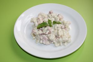 Fotografie dobroty jménem Halušky se smetanovou omáčkou a uzeným masem