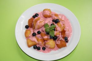 Fotografie dobroty jménem Obláčky s jahodovou omáčkou a borůvkami