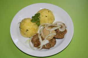 Fotografie dobroty jménem Čevabčiči a šťouchaný brambor