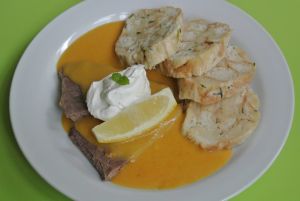 Fotografie dobroty jménem Svíčková na smetaně, králík, karlovarský knedlík